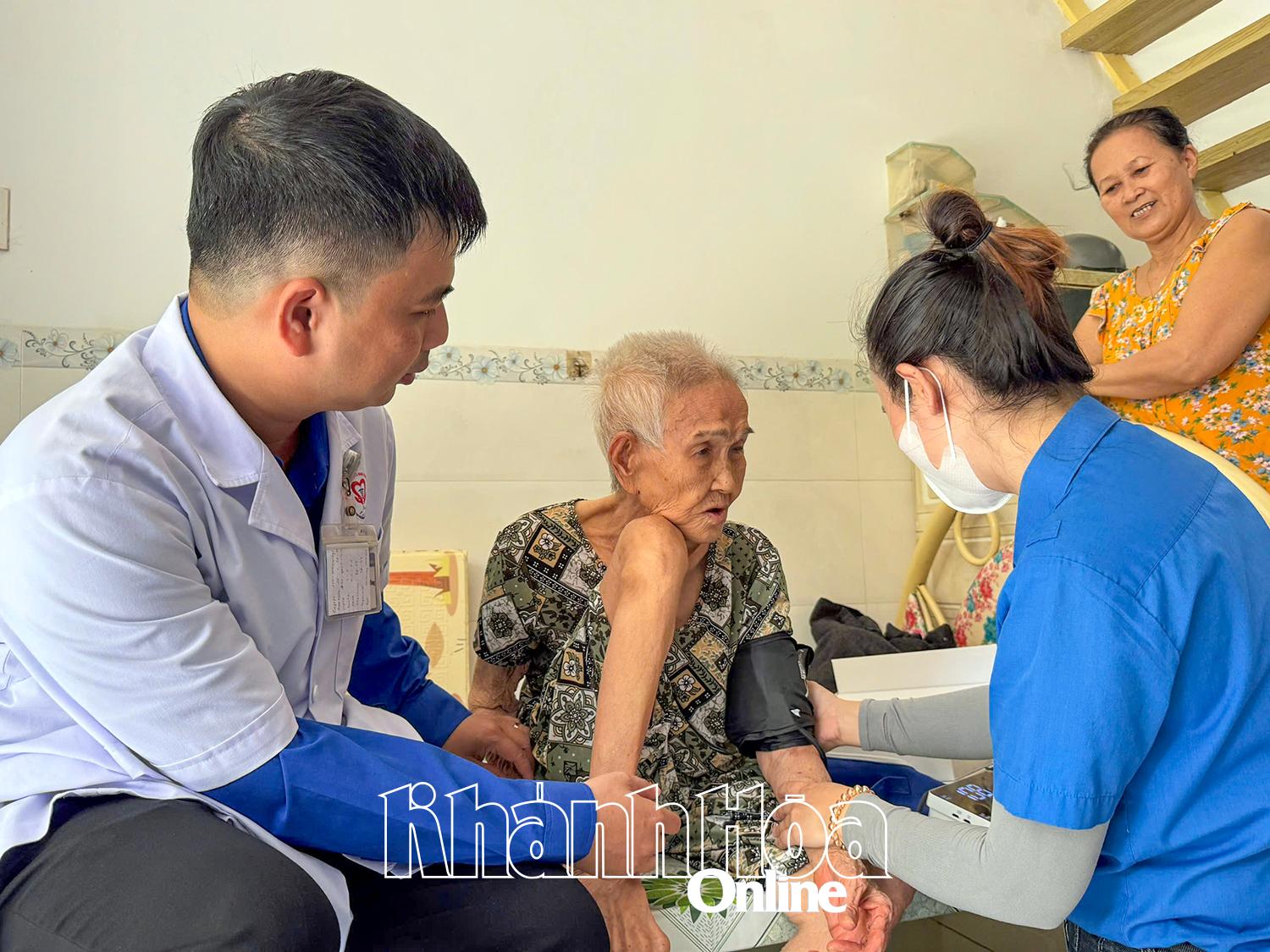 Nâng cao chất lượng chăm sóc sức khỏe người cao tuổi, người khuyết tật