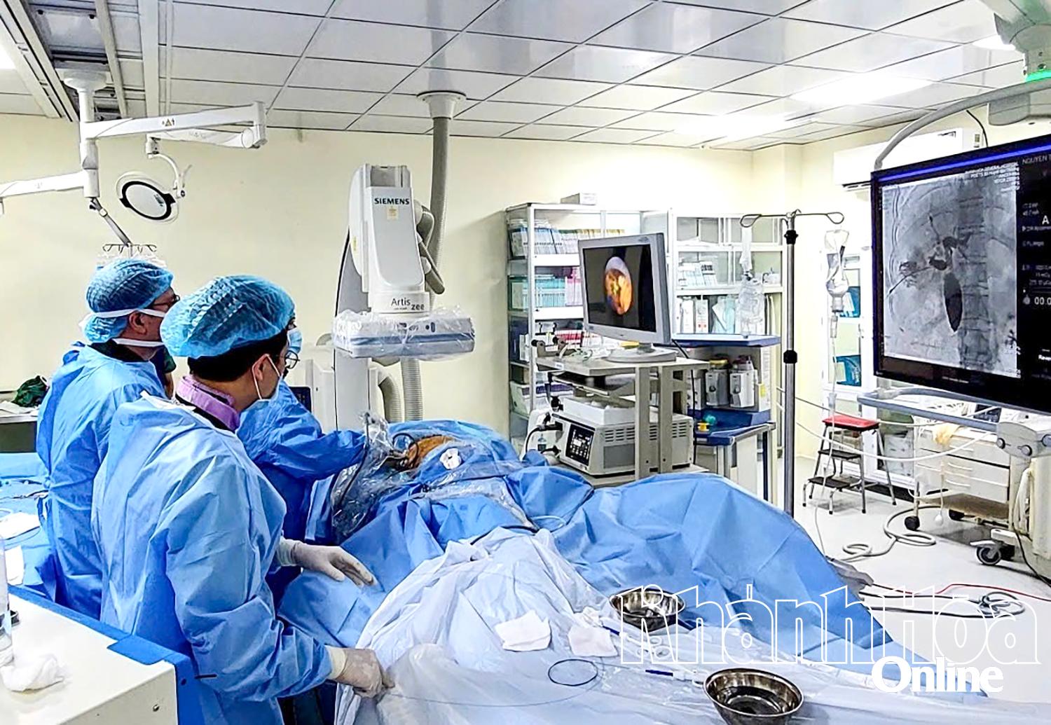 Tán sỏi đường mật qua da dưới hướng dẫn DSA.