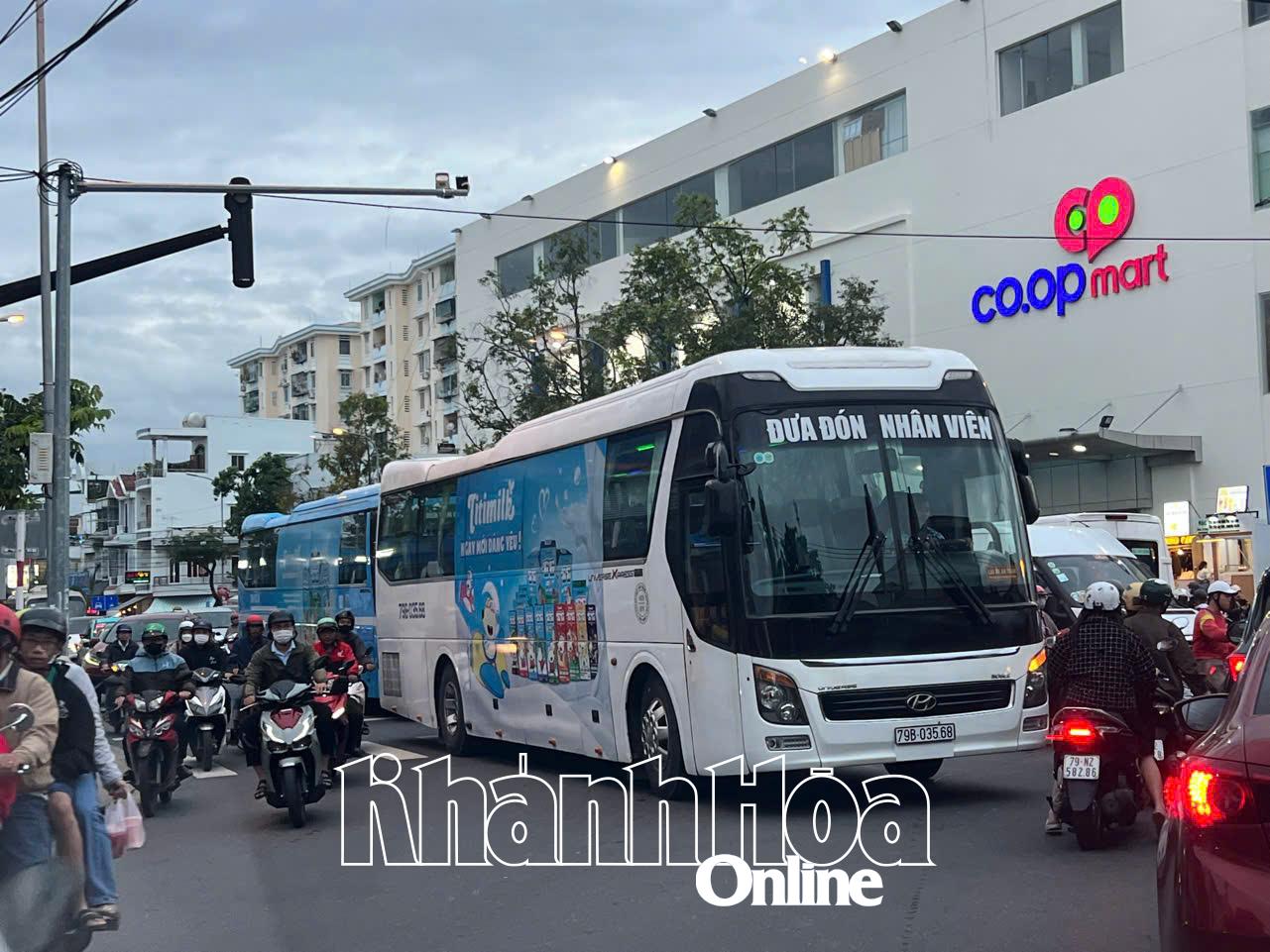 Nha Trang: Cho phép xe khách trên 29 chỗ lưu thông theo hướng Lê Hồng Phong - Vinpearl vào giờ cao điểm