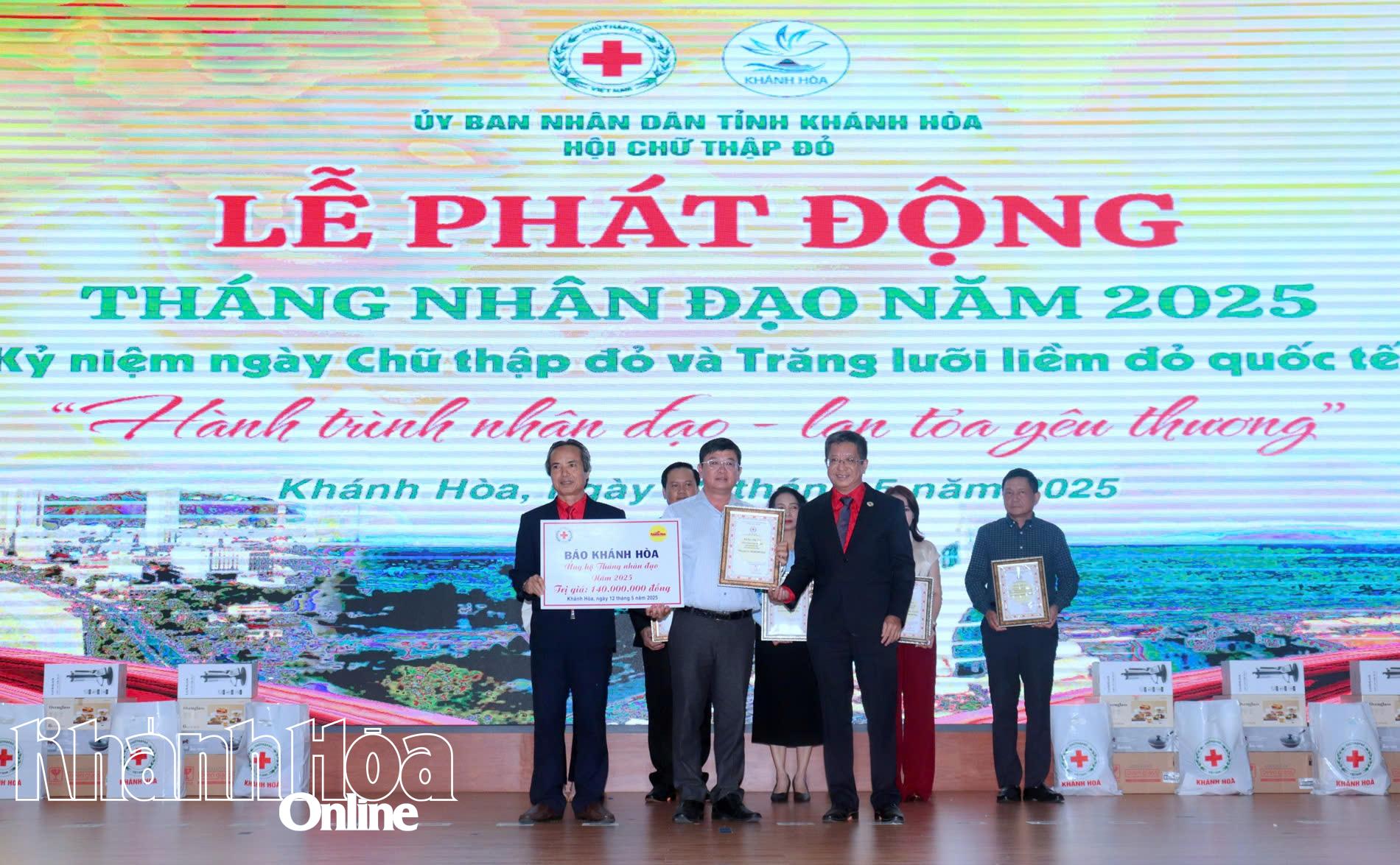 Lãnh đạo Hội Chữ thập đỏ tỉnh trao bảng tri ân cho Báo Khánh Hoà