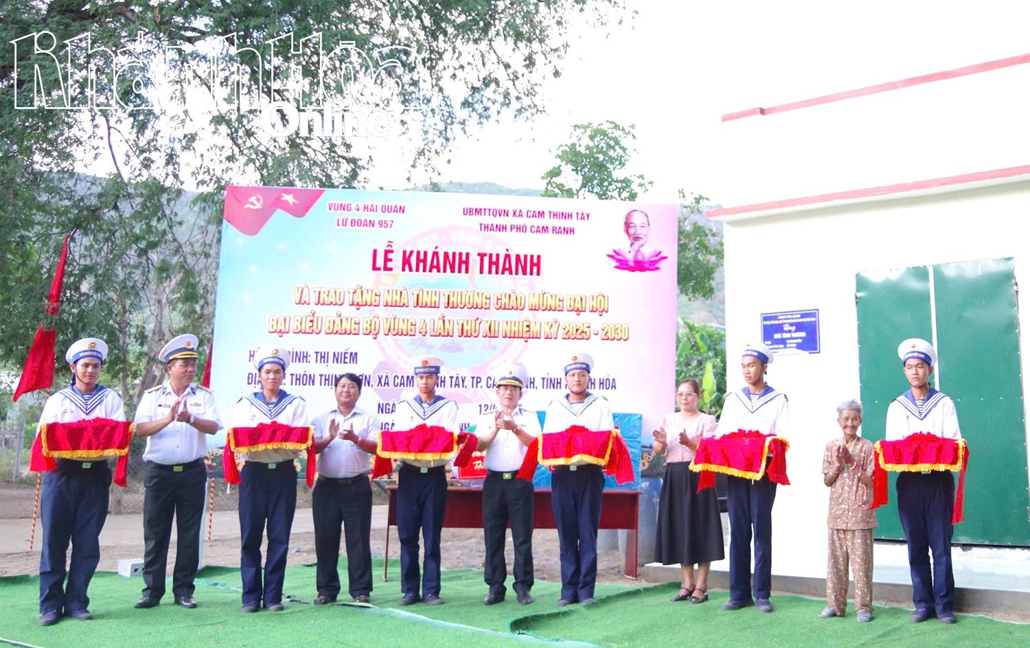 Các đại biểu và gia đình thực hiện nghi thức khánh thành căn nhà