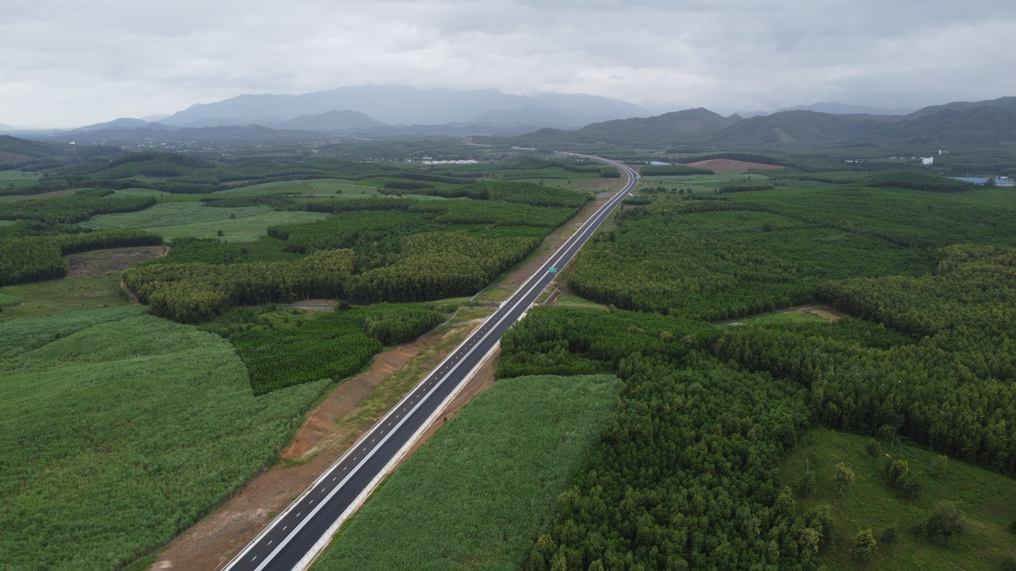 Khẩn trương đầu tư xây dựng đồng bộ các công trình trên đường bộ cao tốc