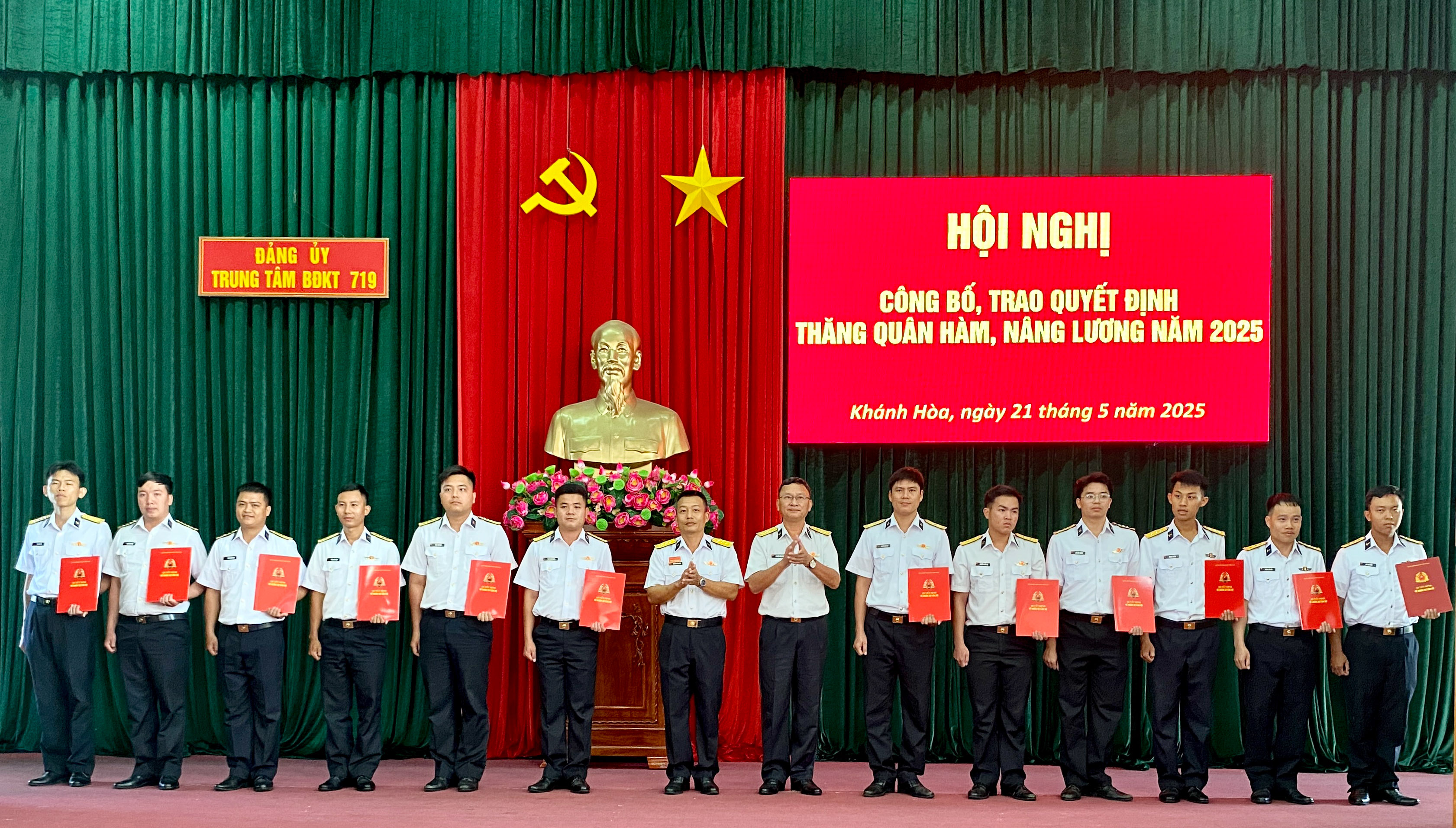 Trung đoàn 451 và Trung tâm Bảo đảm Kỹ thuật 719 trao quyết định thăng quân hàm, nâng lương sĩ quan năm 2025