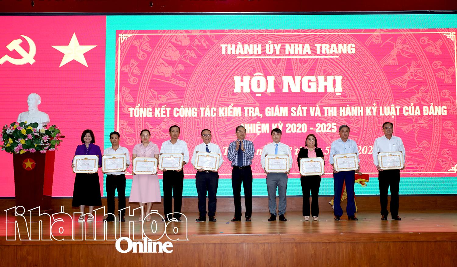 Bí thư Thành ủy Trần Mạnh Dũng trao giấy khen cho các cá nhân.