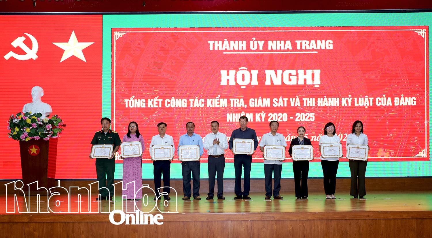 Phó Bí thư Thường trực Thành ủy Trần Xuân Lãm trao giấy khen cho các cá nhân.