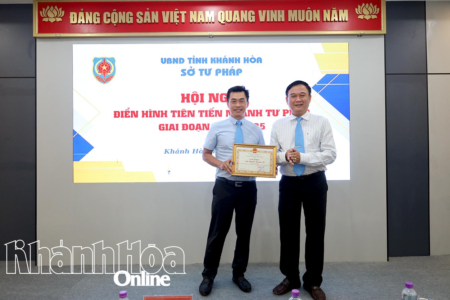 Lãnh đạo Sở Tư pháp trao giấy khen cho cá nhân điển hình tiên tiến.