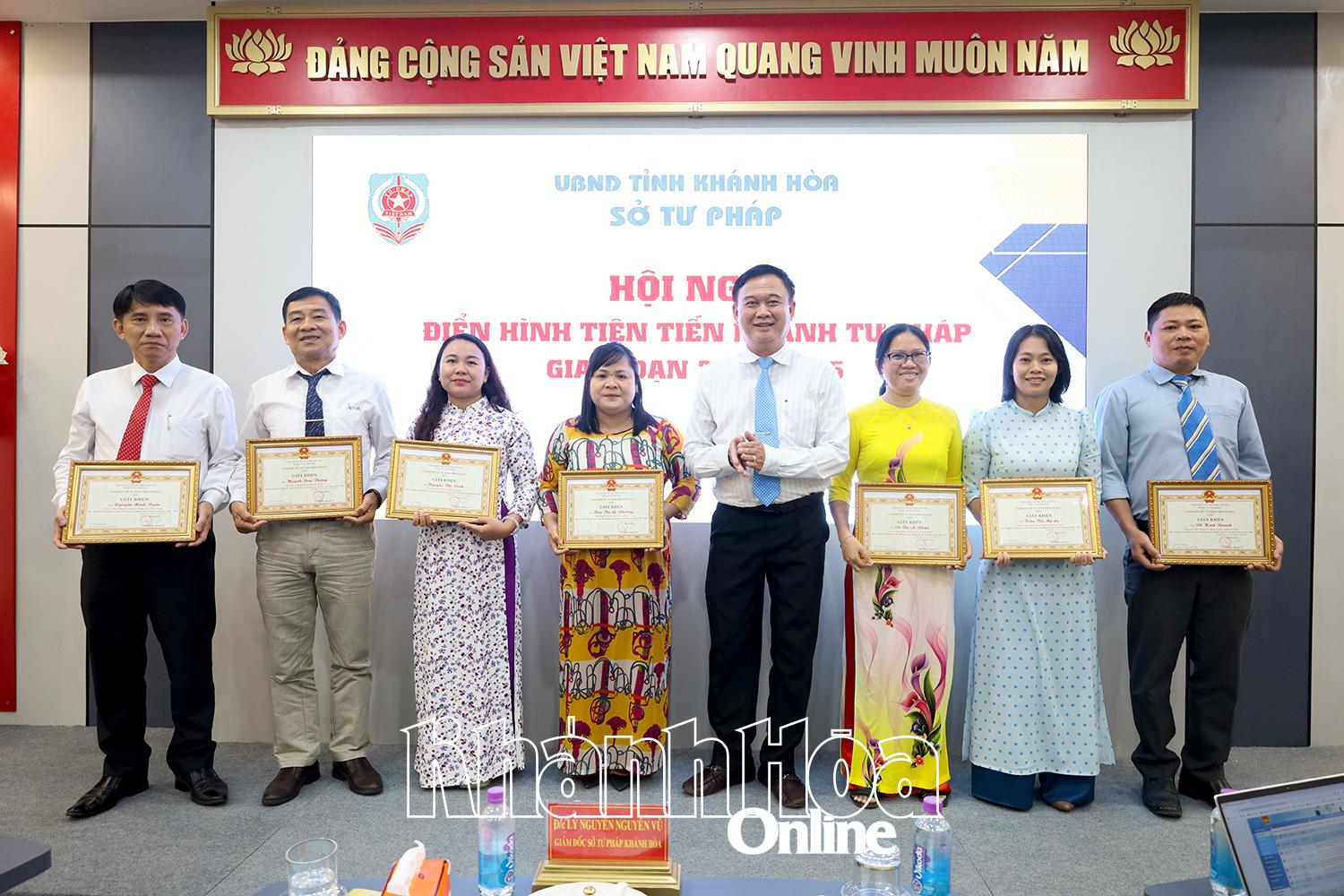 Các cá nhân điển hình tiên tiến. 