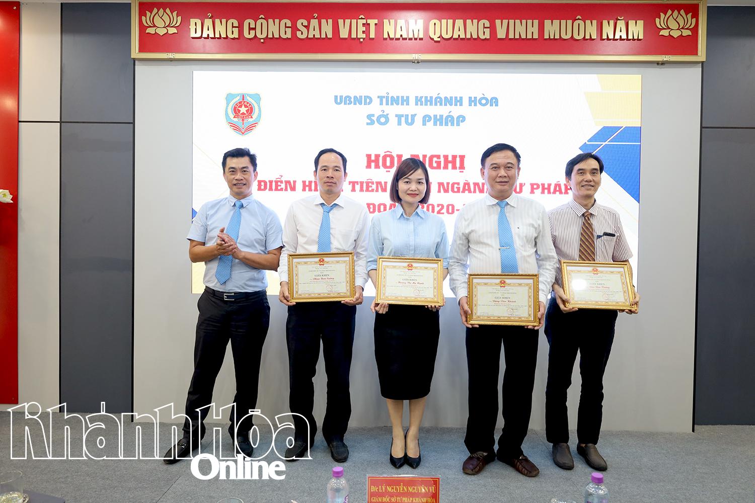 Lãnh đạo Sở Tư pháp trao giấy khen cho các cá nhân điển hình tiên tiến.