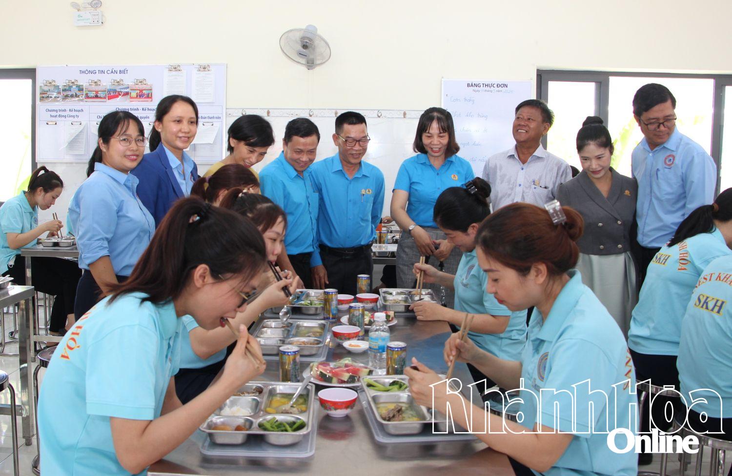 Lãnh đạo Liên đoàn Lao động tỉnh và Công đoàn cơ sở Công ty TNHH Nhà nước một thành viên Yến sào Khánh Hòa thăm hỏi đoàn viên, người lao động tại Bữa ăn Công đoàn.