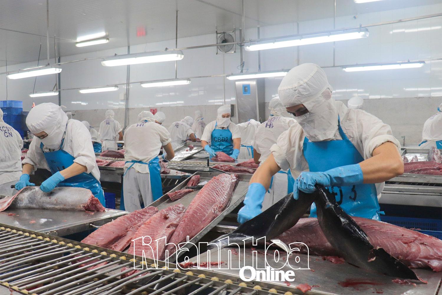 Chế biến thủy sản tại Công ty TNHH Hải Vương.
