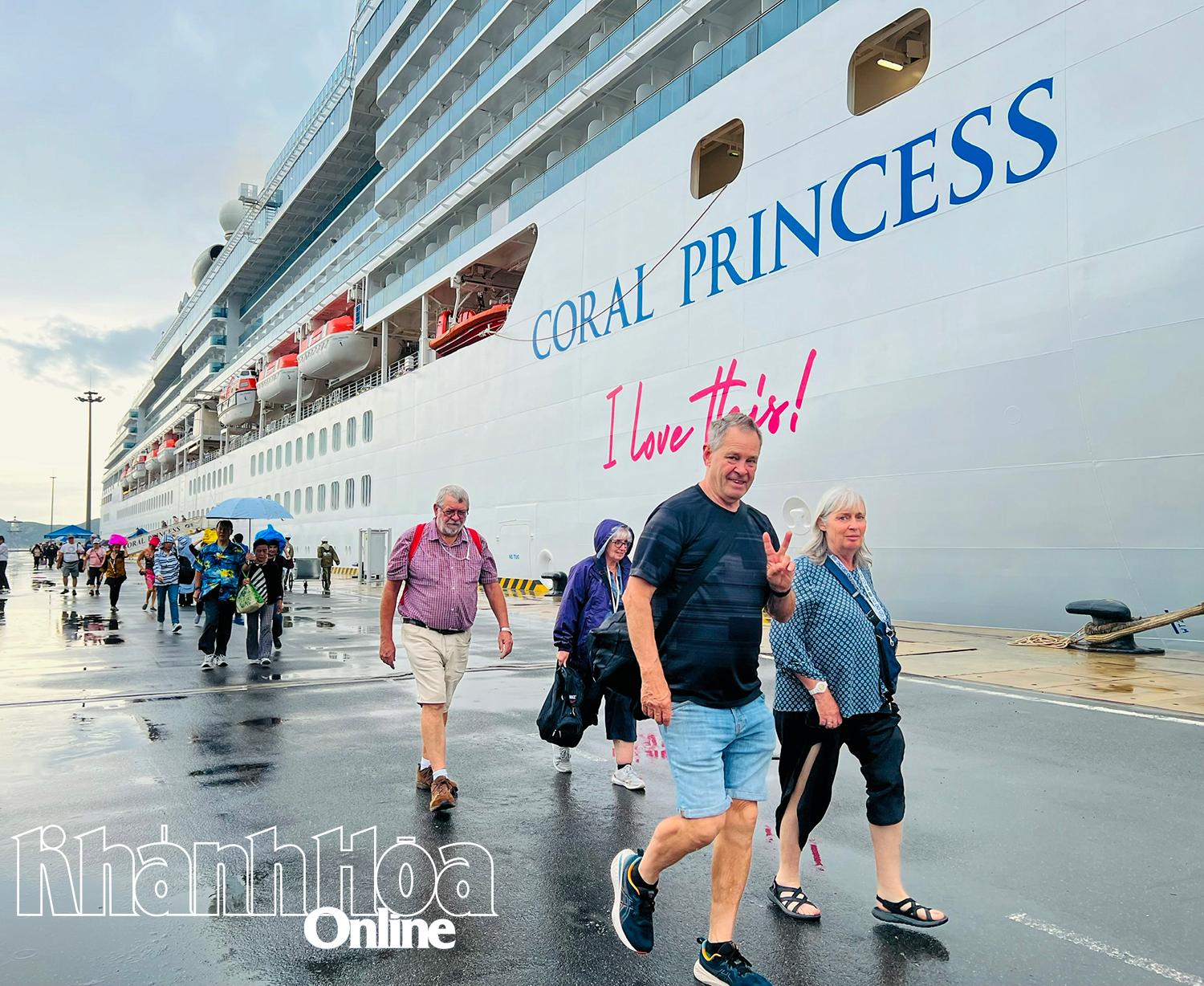 Tàu du lịch biển Coral Princess đưa khách đến Khánh Hòa.