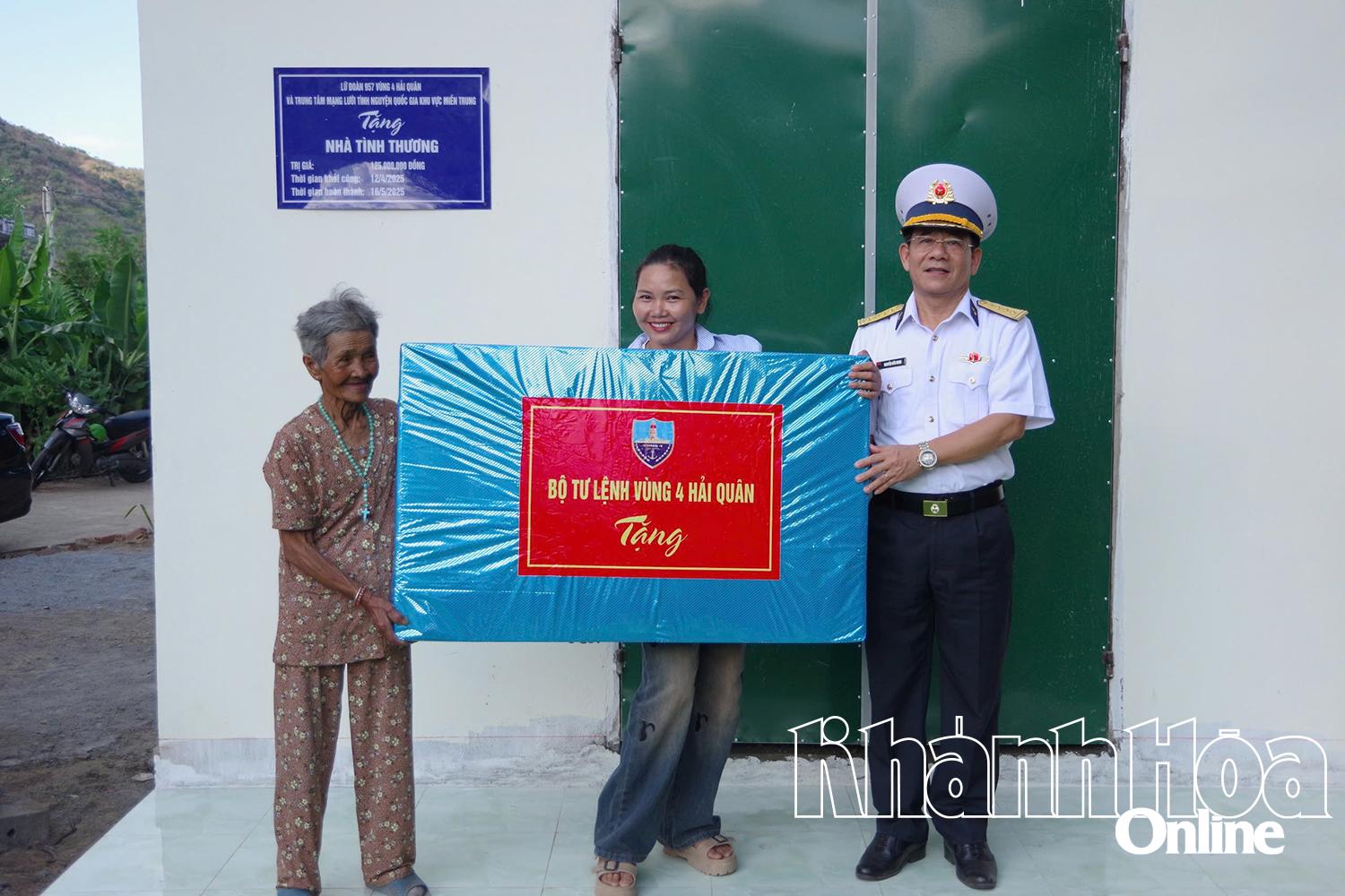 Đại tá Nguyễn Hữu Minh, Phó Chính ủy Vùng 4 Hải quân trao quà cho gia đình bà Thị Niếm
