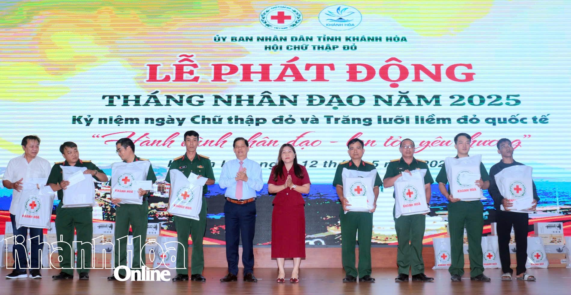 Đồng chí Nguyễn Tấn Tuân trao tặng quà cho thương binh, thân nhân liệt sĩ 