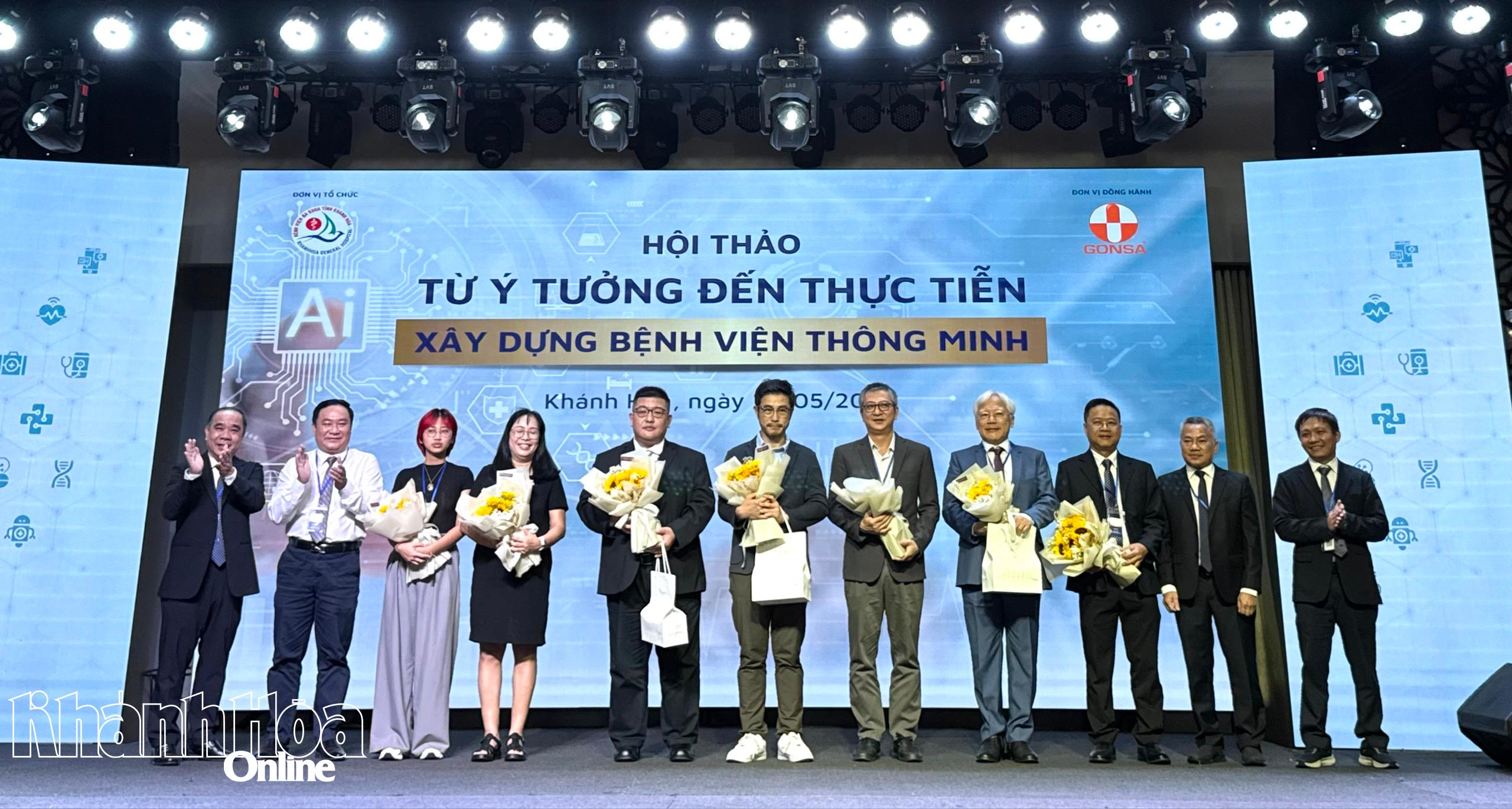 Lãnh đạo Sở Y tế và Bệnh viện Đa khoa tỉnh trao tặng hoa cho các báo cáo viên tại hội thảo