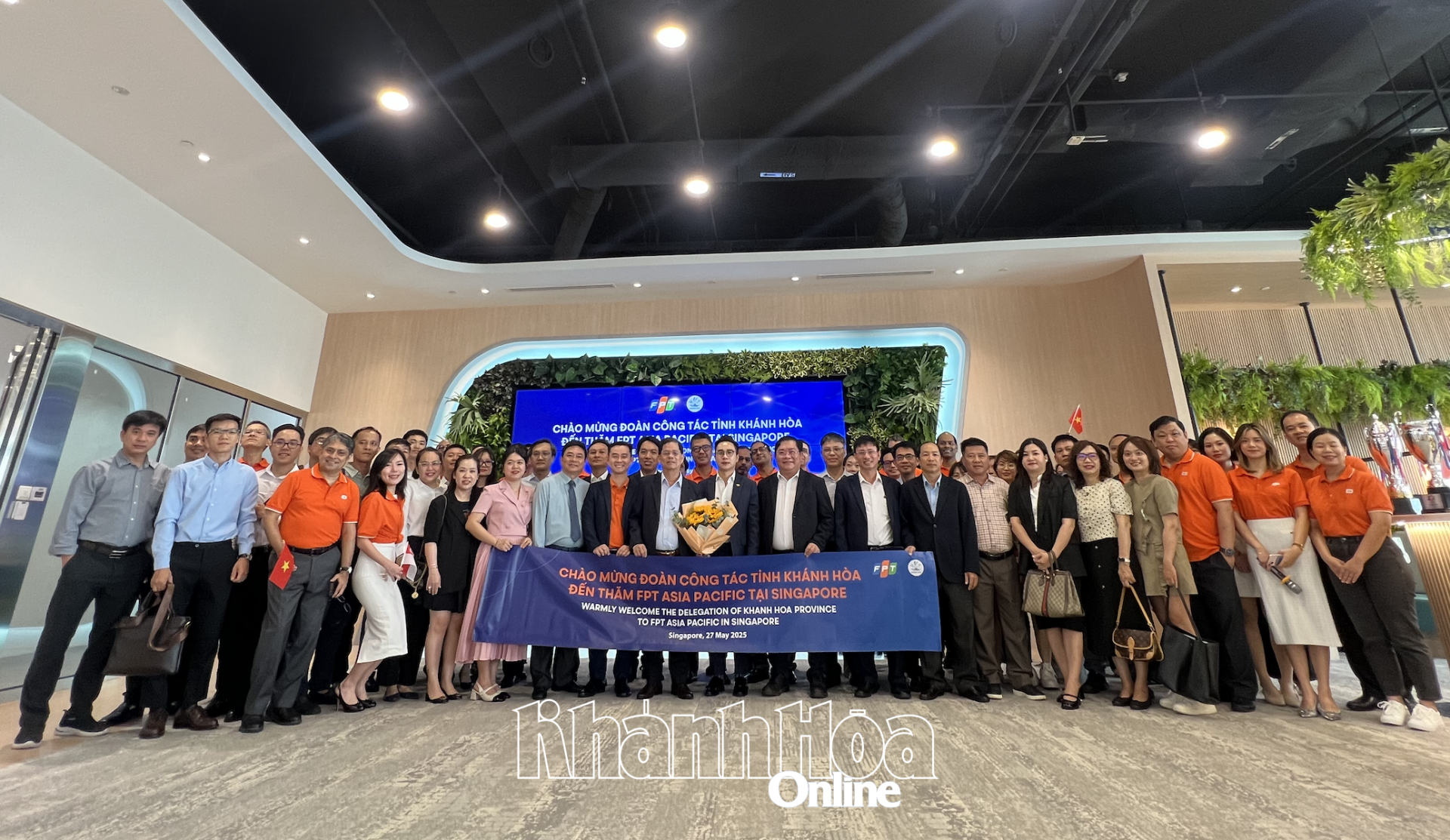 Provincial delegation pays working visit to businesses in Singapore