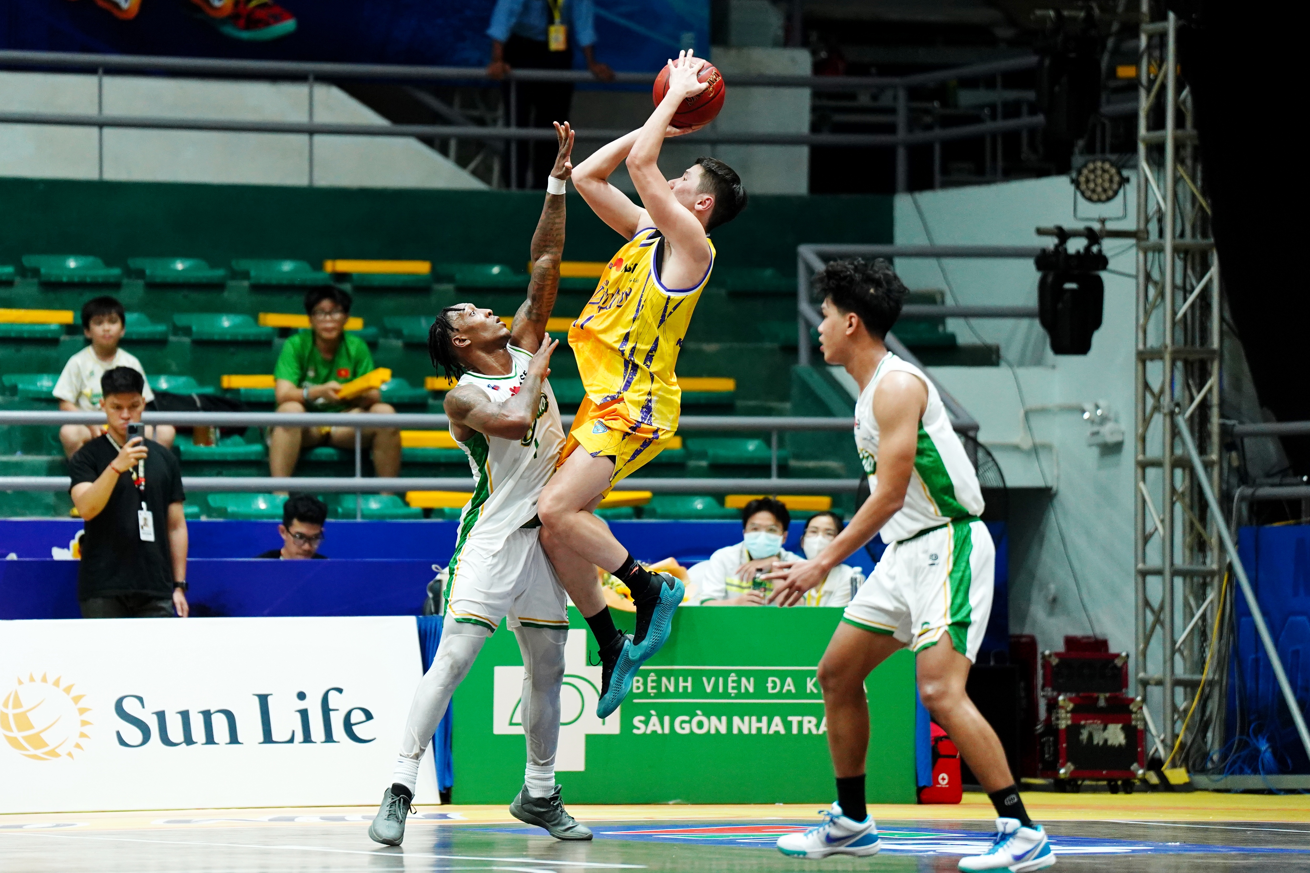Nha Trang Dolphins thắng trận đầu tiên trên sân nhà