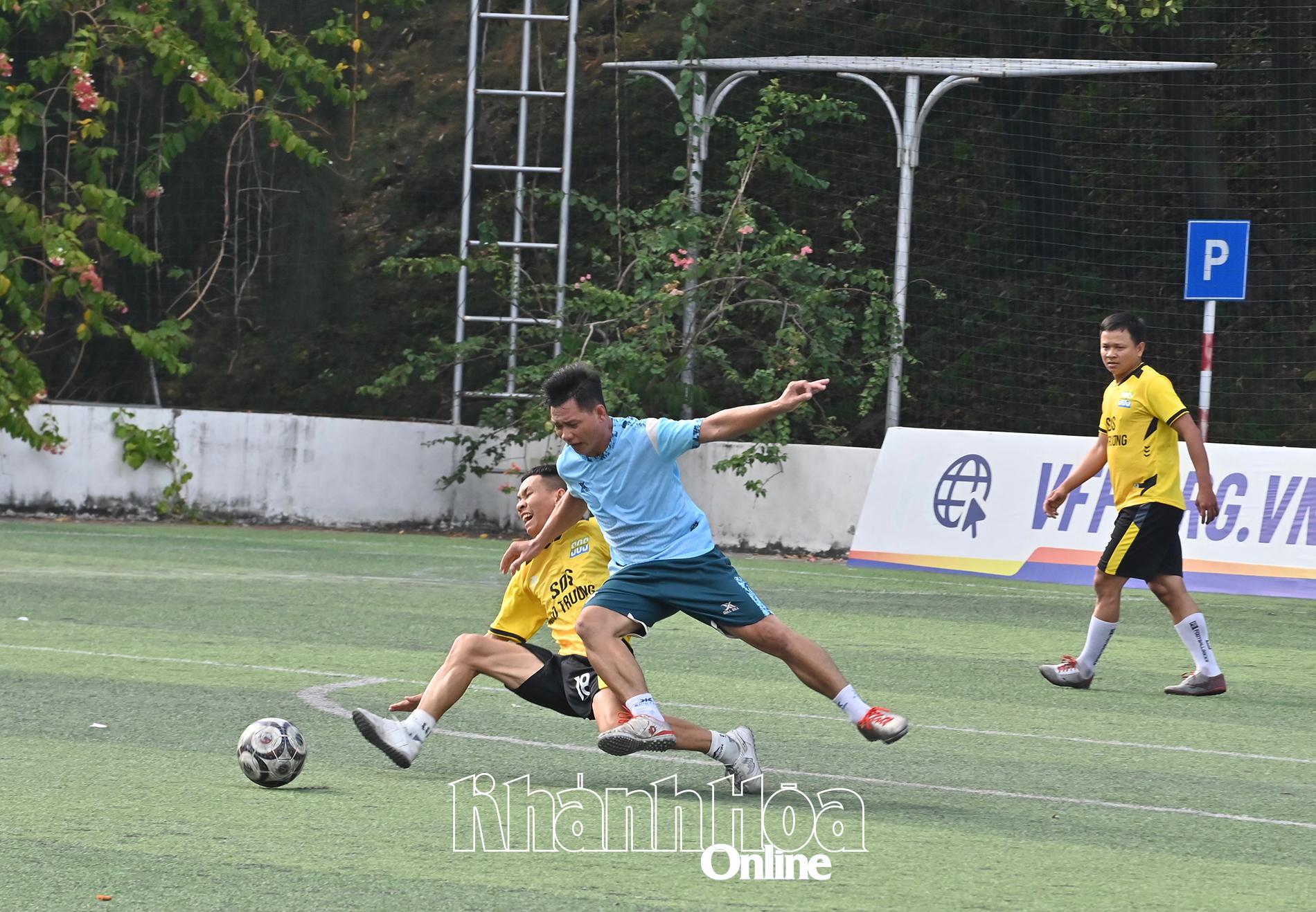 Các vận động viên thi đấu môn bóng đá.