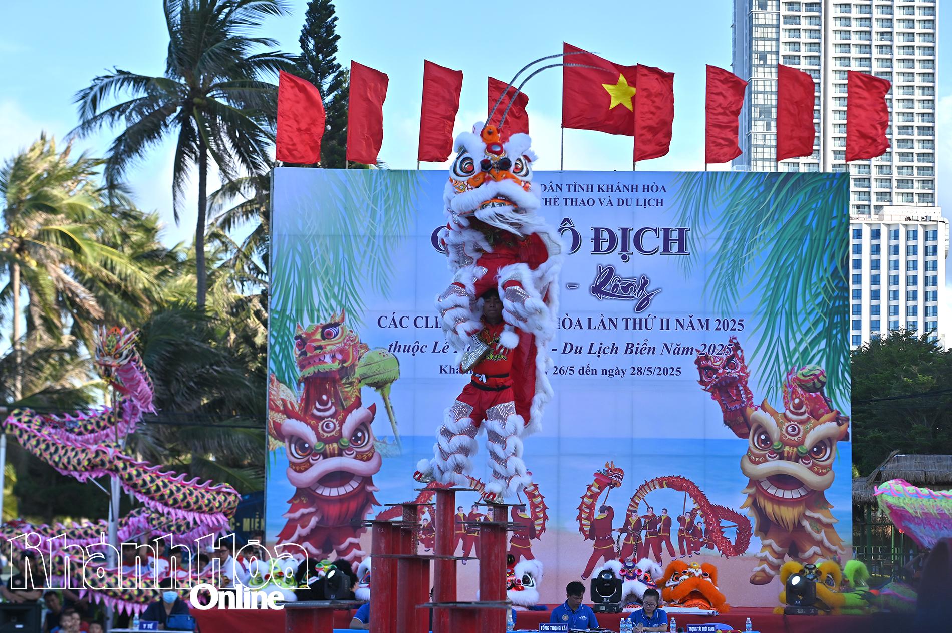 Một tiết mục thi đấu lân lên mai hoa thung.