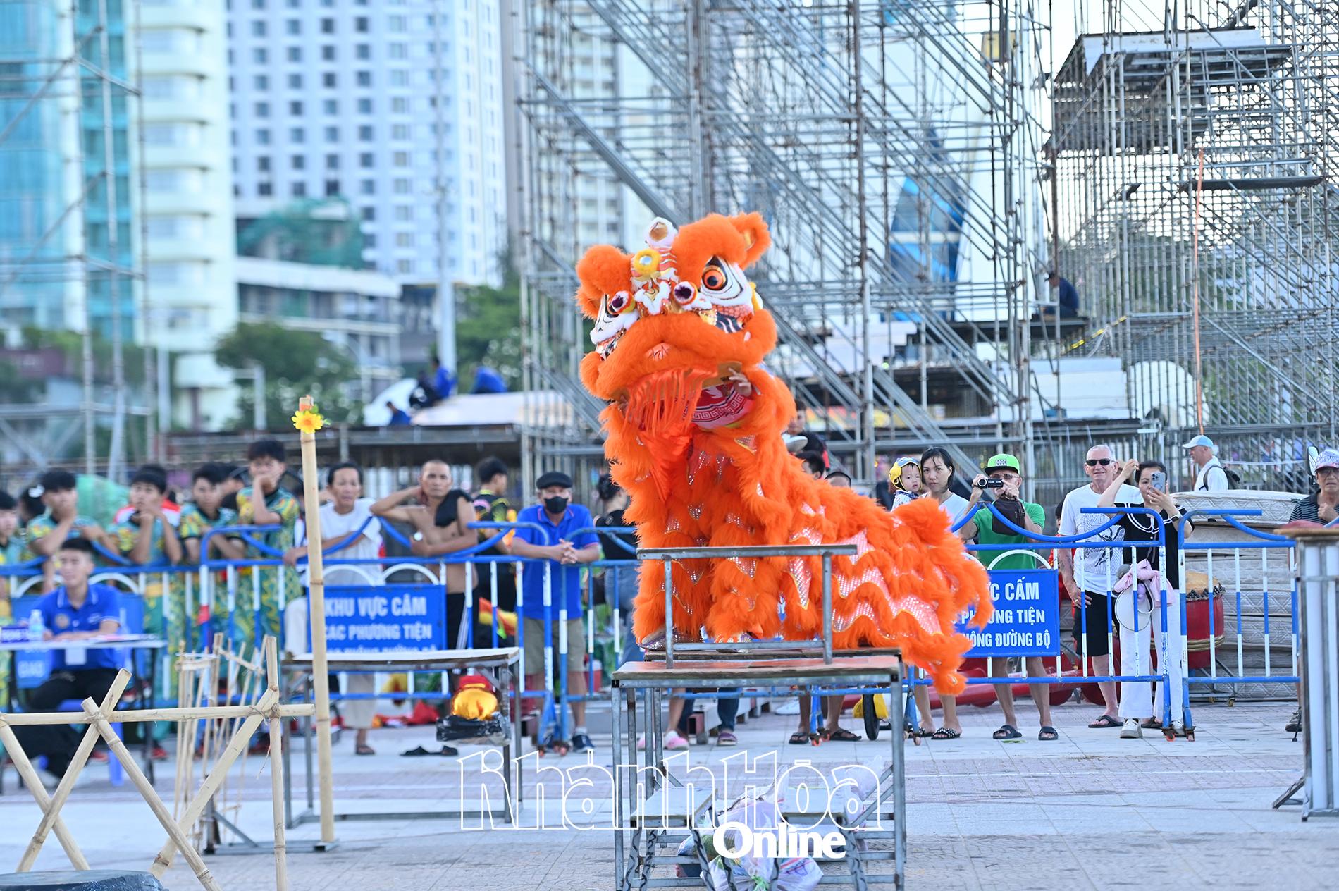 Một tiết mục biểu diễn lân tự chọn.