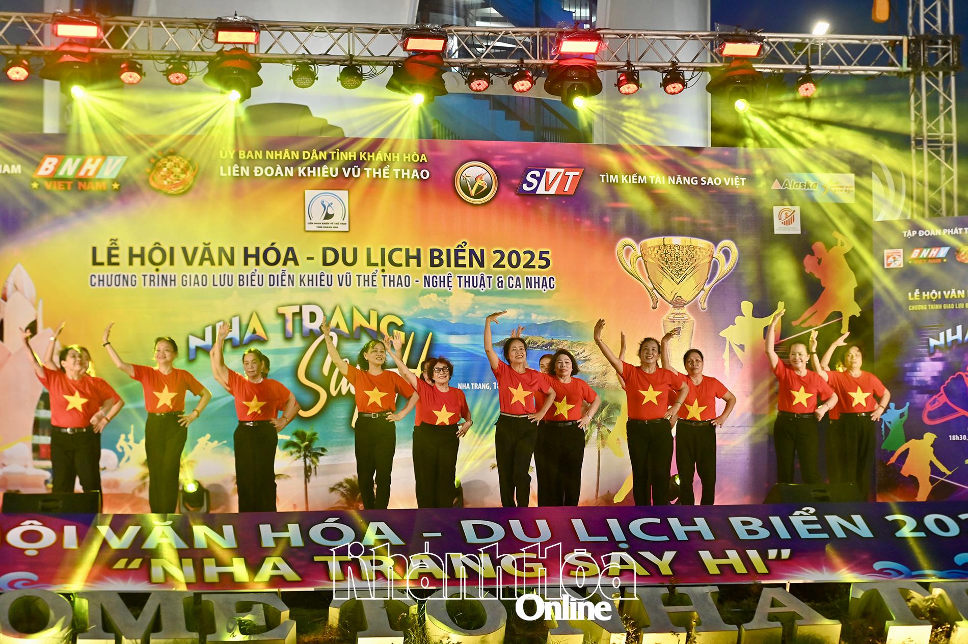 Chương trình đồng diễn khiêu vũ thể thao.