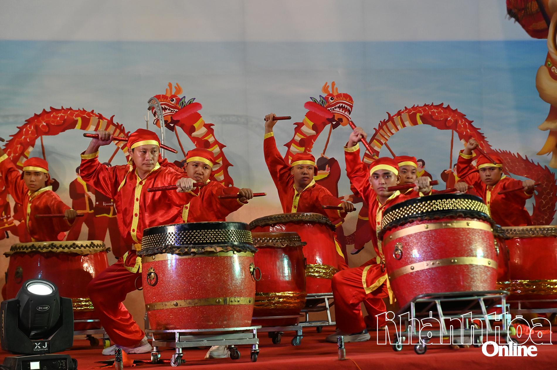 Biểu diễn trống hội tại đêm khai mạc.