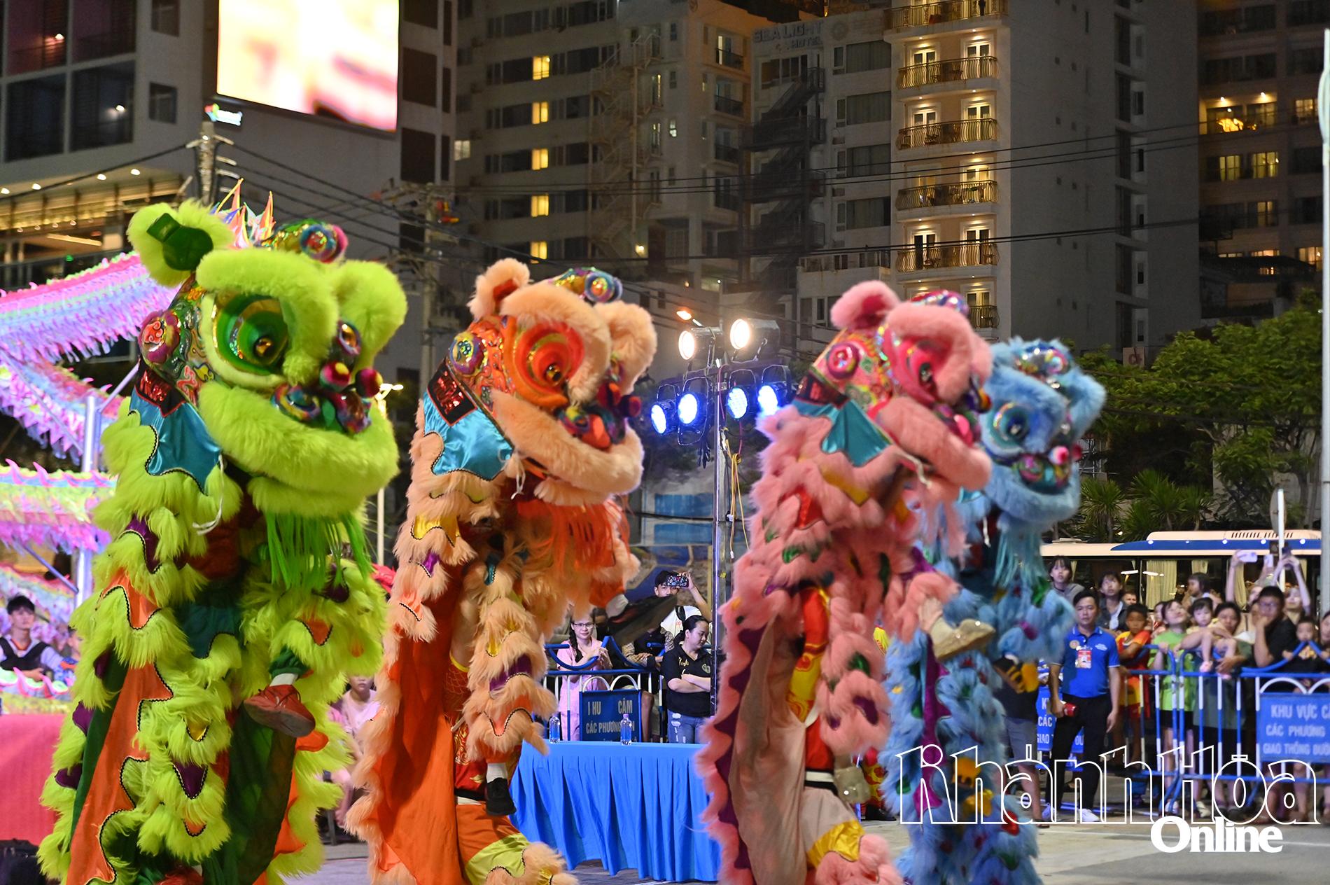 Múa tứ quý lân.