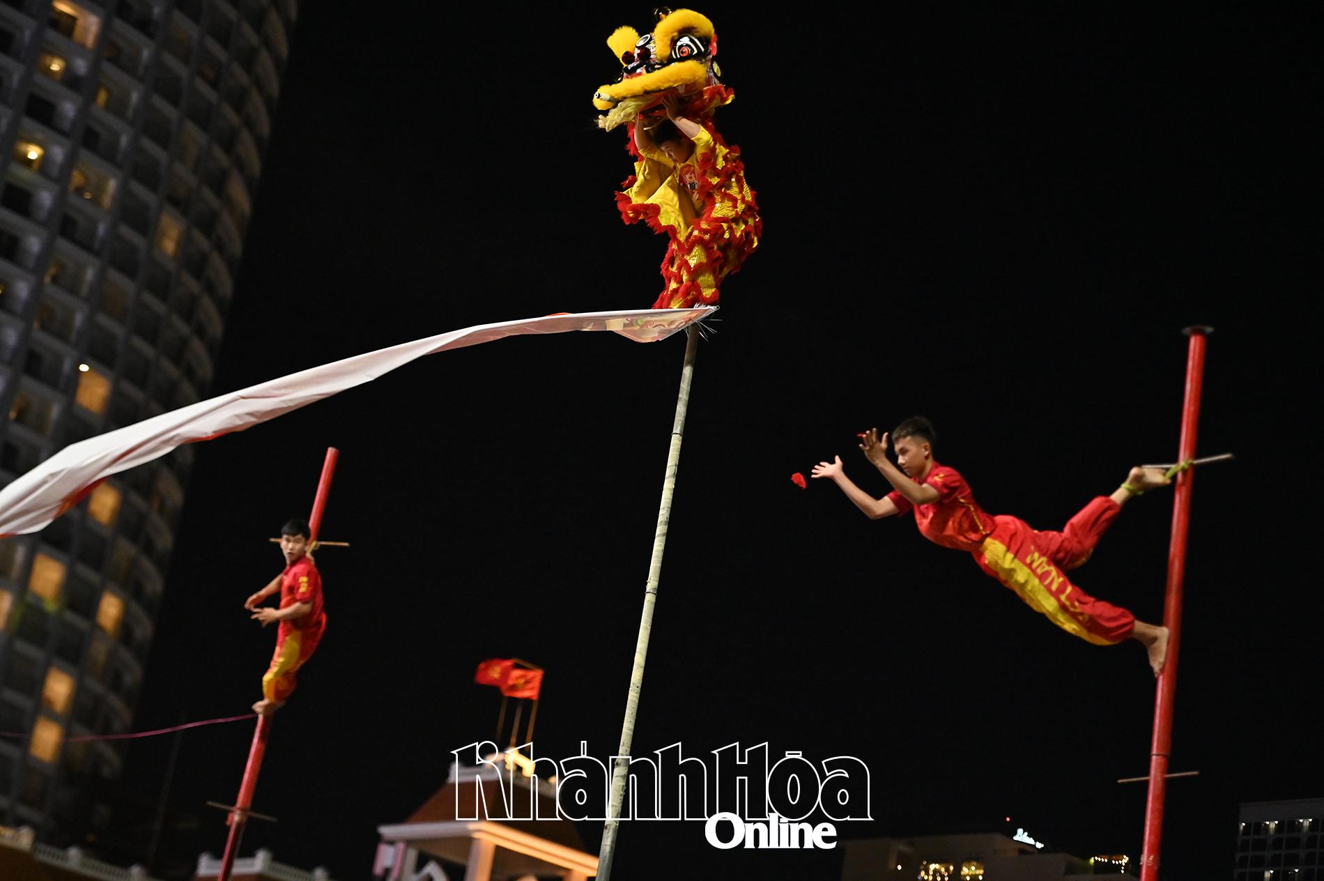 Một tiết mục biểu diễn lân leo cột trong buổi lễ khai mạc.
