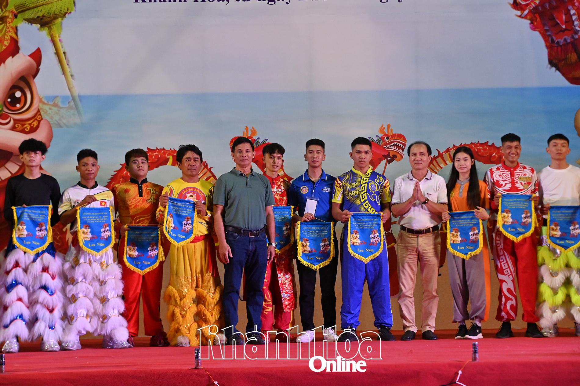 Ban tổ chức tặng cờ lưu niệm cho đại diện các câu lạc bộ lân-sư-rồng về tham dự giải.