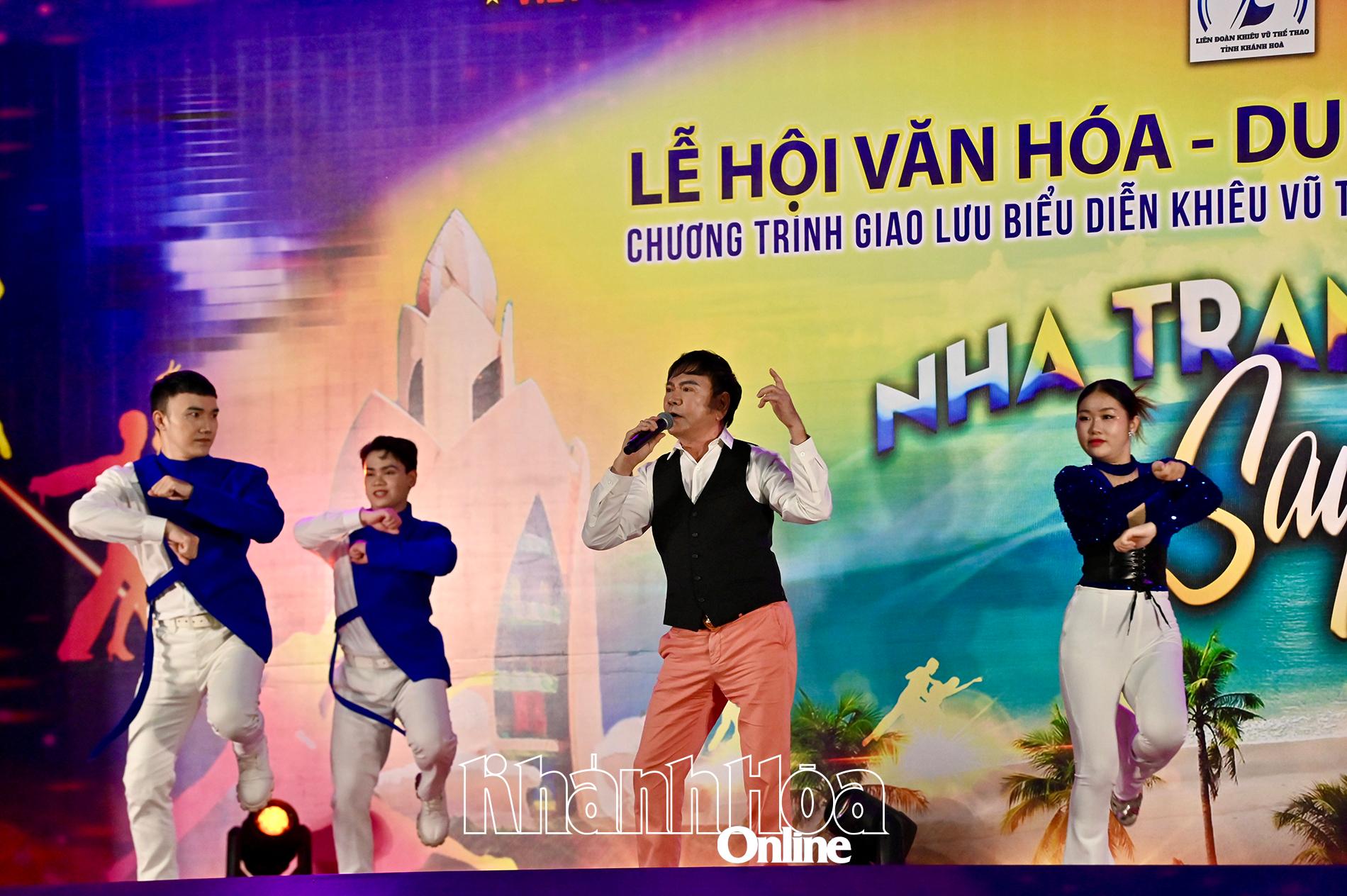 Một tiết mục biều diễn ca nhạc giao lưu tại chương trình.