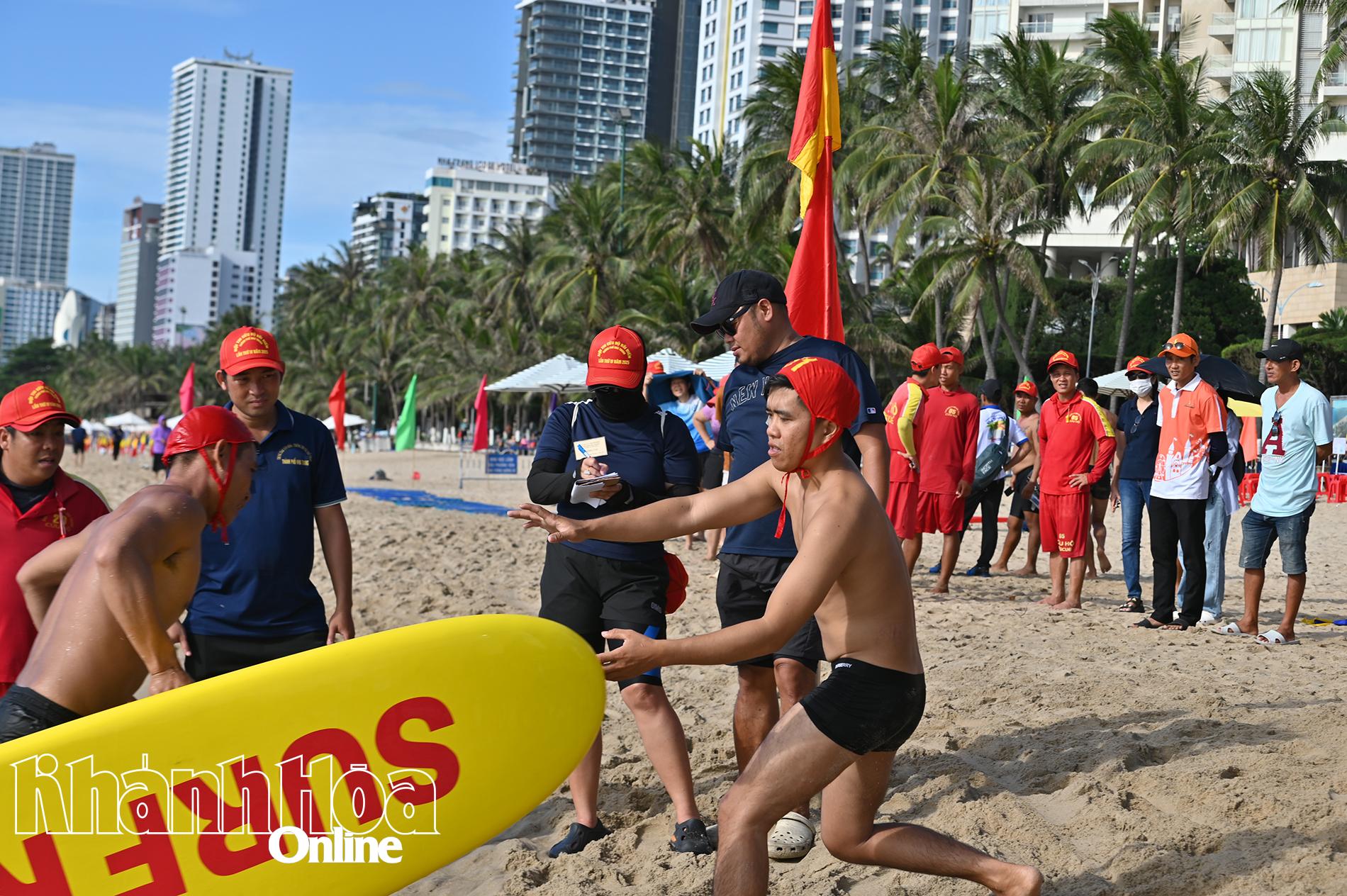 Các vận động viên chuyền ván cho đồng đội.