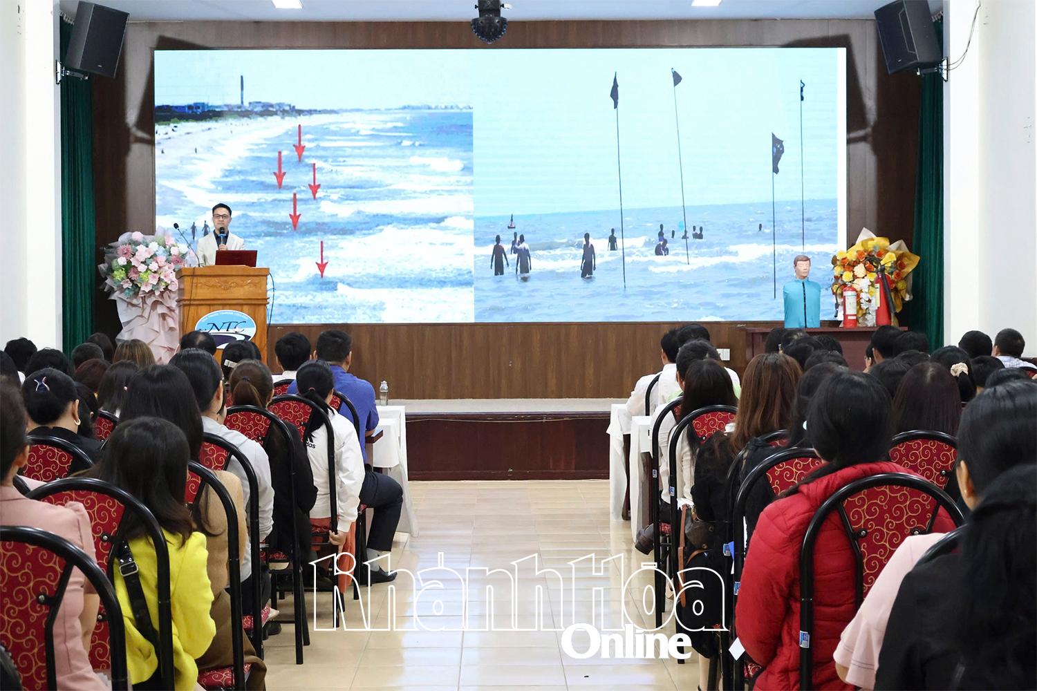 Một buổi tập huấn về phòng, chống đuối nước dành cho cán bộ, giáo viên TP. Nha Trang.
