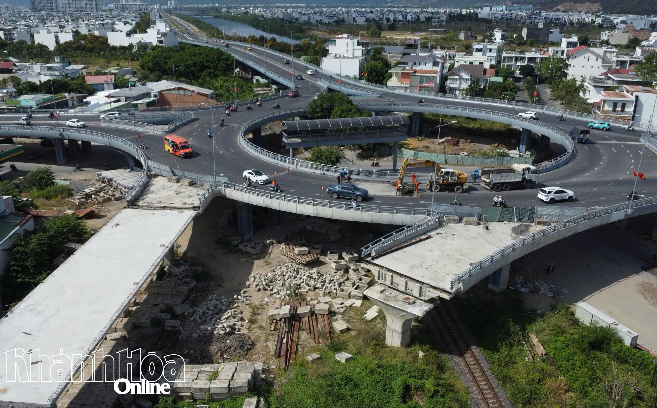 Bóc lớp bê tông nhựa để siêu âm vết lún trên nút giao Ngọc Hội