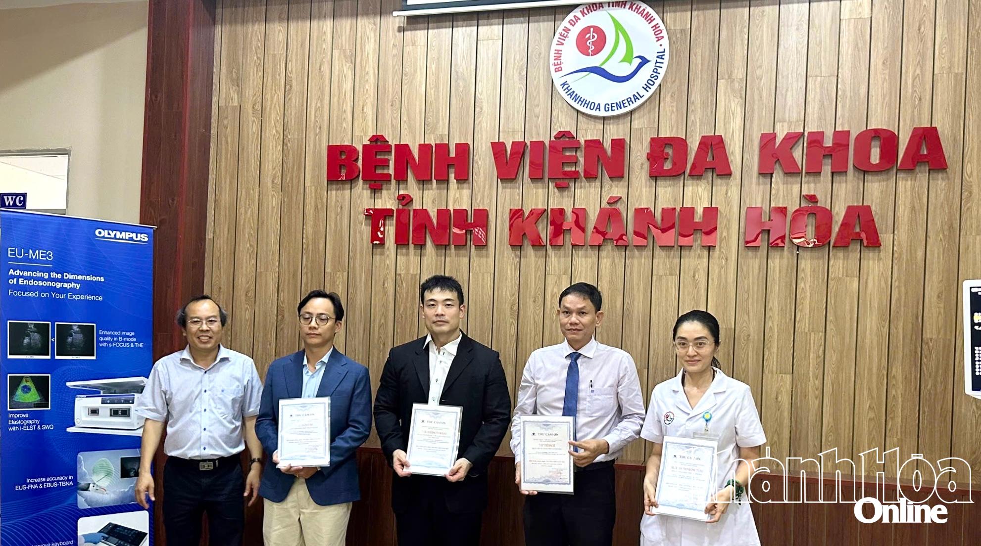 Ban tổ chức trao thư cảm ơn đến các báo cáo viên