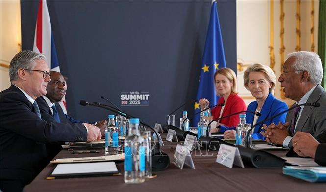 Thủ tướng Anh Keir Starmer trong cuộc gặp thượng đỉnh với Chủ tịch Ủy ban châu Âu (EC) Ursula von der Leyen (thứ 2, phải) và Chủ tịch Hội đồng châu Âu Antonio Costa tại London, ngày 19/5/2025. Ảnh: REUTERS/TTXVN