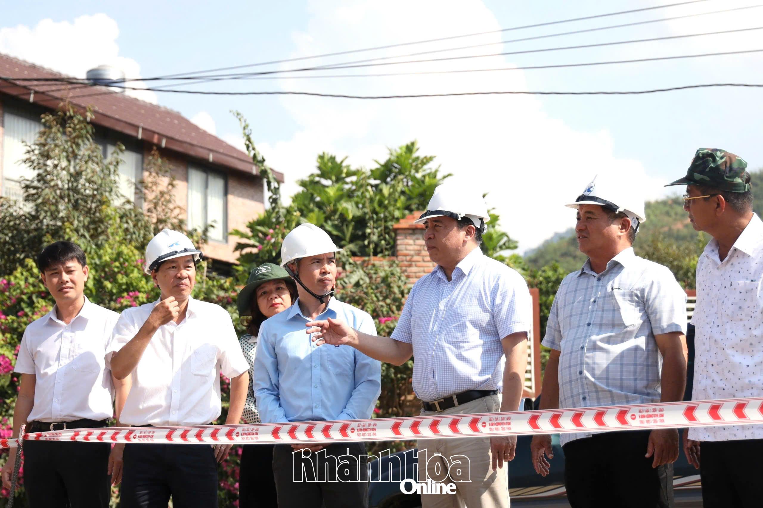 Đồng chí Nguyễn Khắc Toàn kiểm tra vị trí đầu tuyến Dự án Đường giao thông liên vùng Khánh Sơn - Khánh Vĩnh tại vị trí đàu tuyến thuộc xã Thành Sơn, huyên Khánh Sơn