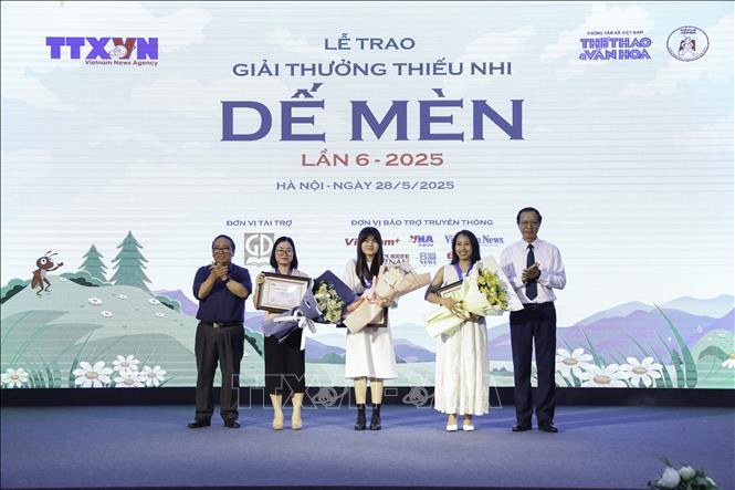 Phó Chủ tịch Hội Nhà văn Việt Nam, Chủ tịch Hội đồng giám khảo Trần Đăng Khoa và Thứ trưởng Bộ Giáo dục và Đào tạo Phạm Ngọc Thưởng trao giải Khát vọng Dế Mèn đầu tiên cho các tác giả. Ảnh: Lê Đông/TTXVN