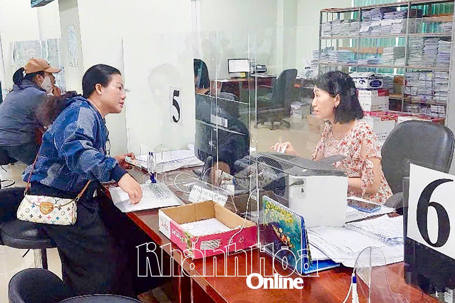 Người dân giao dịch tại Bộ phận một cửa của Bảo hiểm xã hội tỉnh.