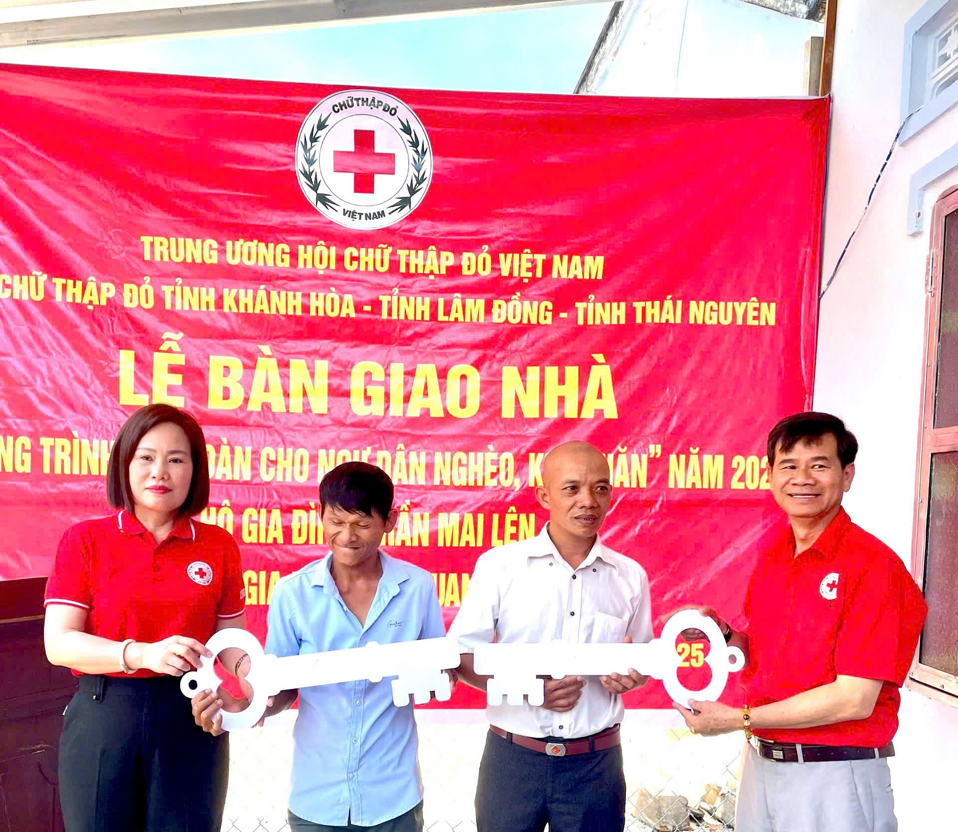 Hội Chữ thập đỏ tỉnh Khánh Hòa phối hợp bàn giao 2 căn nhà cho ngư dân nghèo ở Cam Lâm