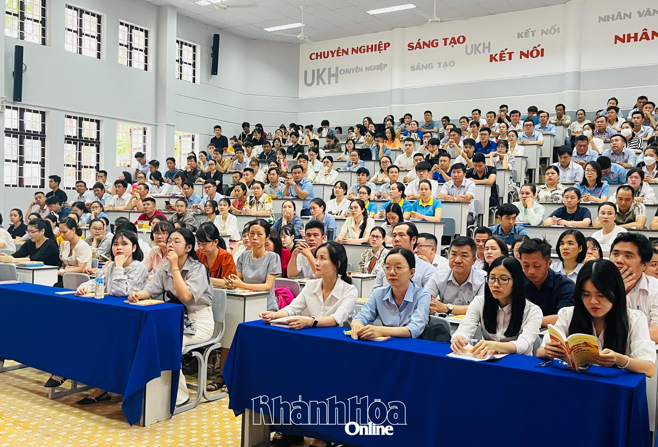 Ban Thường vụ Đảng ủy UBND tỉnh Khánh Hòa khai giảng lớp bồi dưỡng lý luận chính trị cho gần 300 đảng viên mới