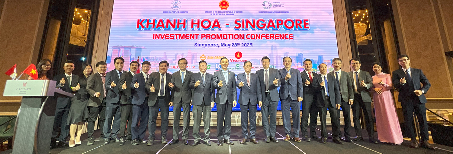 Đại diện doanh nghiệp 2 nước chụp hình lưu niệm với các đại biểu tham dự hội nghị.