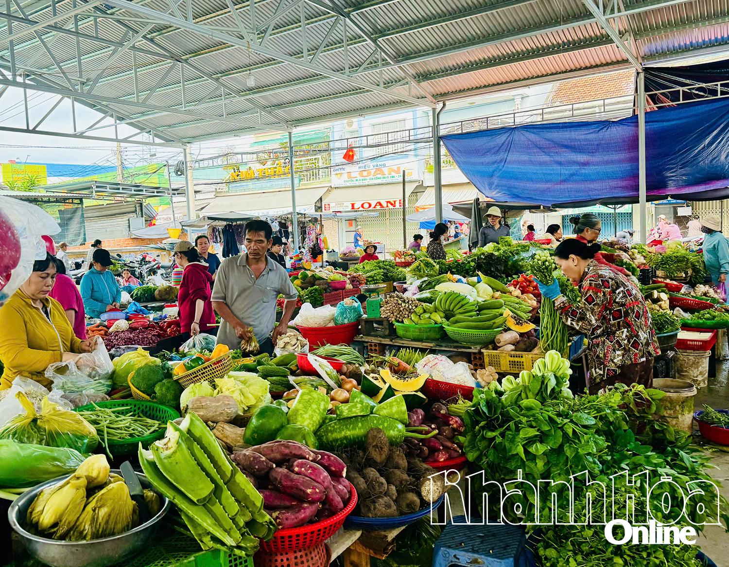 Hoạt động kinh doanh tại một chợ ở Nha Trang.