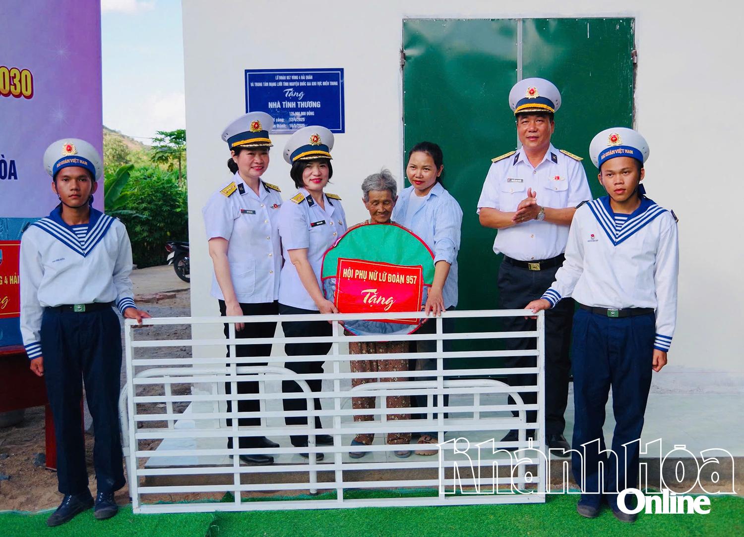 Đại diện Lữ đoàn 957 và Hội phụ nữ trao quà cho gia đình bà Thị Niếm