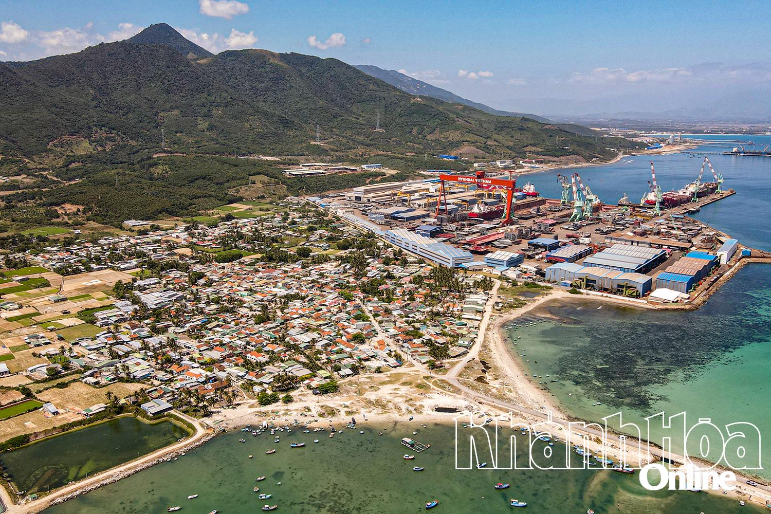 Ninh Hoa will be a modern industrial city, playing the role of a core urban area in the north of the province. (In photo: HD Hyundai Vietnam Shipbuilding Co., Ltd.). Photo: C.D