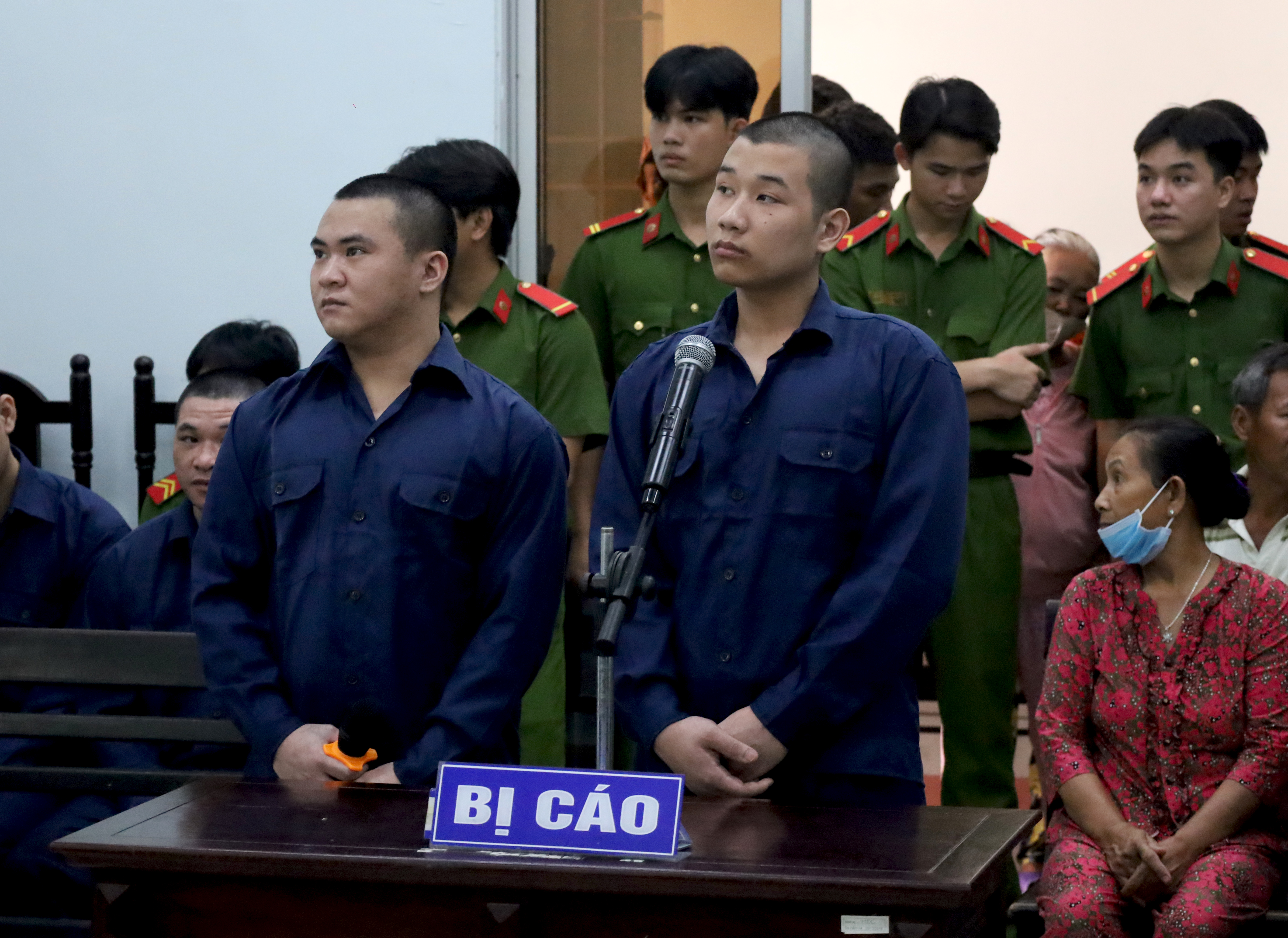 Chém chết người can ngăn ẩu đả, 2 thanh niên vào tù