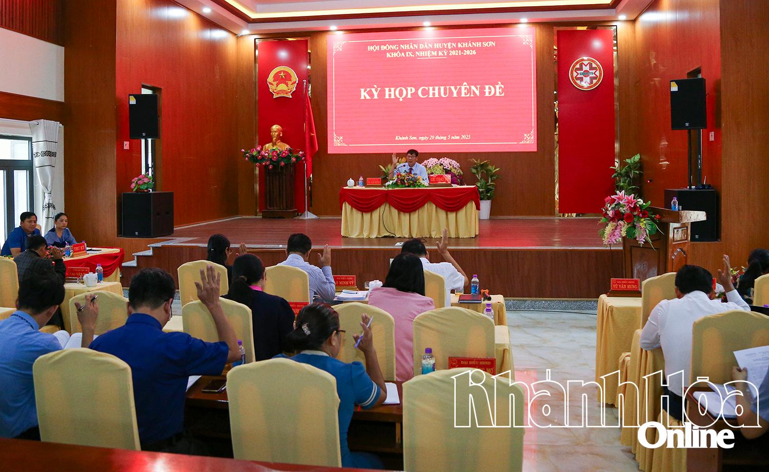 HĐND huyện Khánh Sơn khóa IX tổ chức kỳ họp chuyên đề