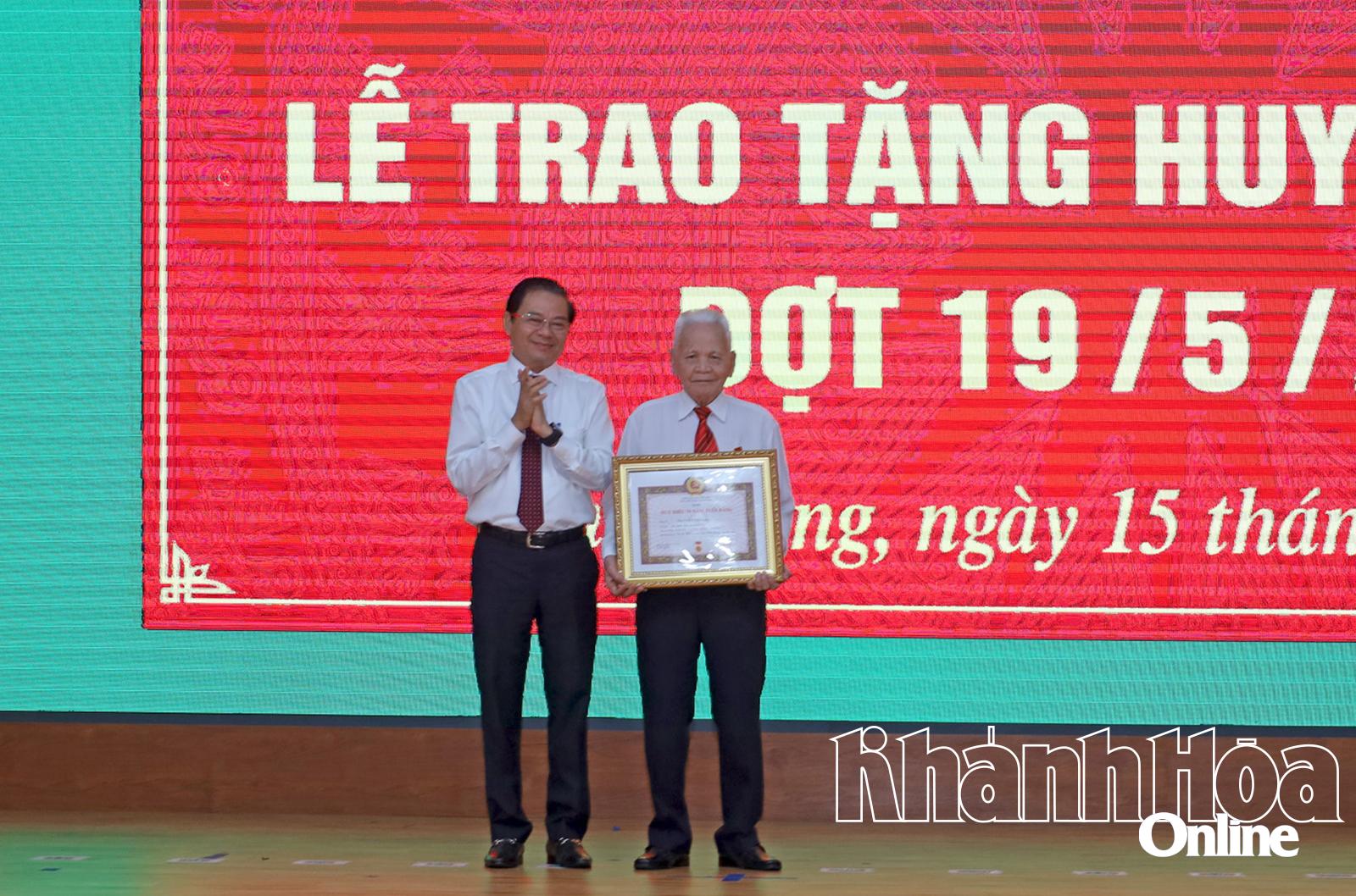 Nha Trang: 318 đảng viên được trao Huy hiệu Đảng đợt 19-5