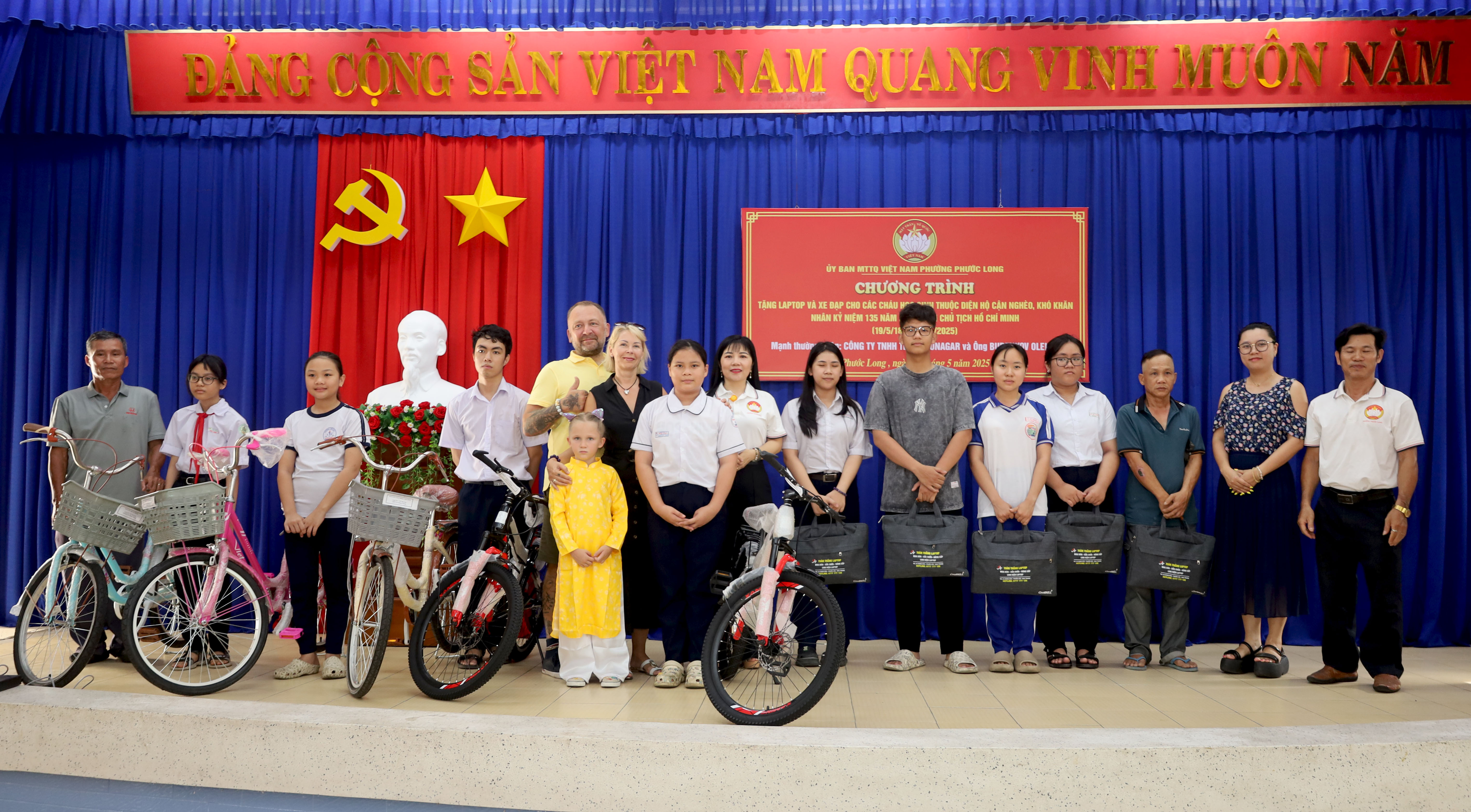 UBMTTQ Việt Nam phường Phước Long: Tặng laptop và xe đạp cho học sinh thuộc hộ cận nghèo, khó khăn
