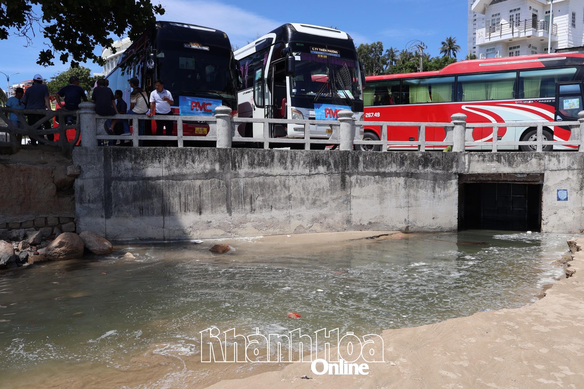 Đã xử lý tình trạng nước bẩn từ trạm bơm Đặng Tất chảy ra vịnh Nha Trang