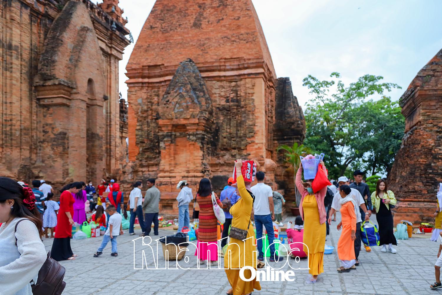 Đồng bào Chăm tổ chức lễ Rija tại Khu di tích quốc gia đặc biệt Tháp Bà Pô Nagar