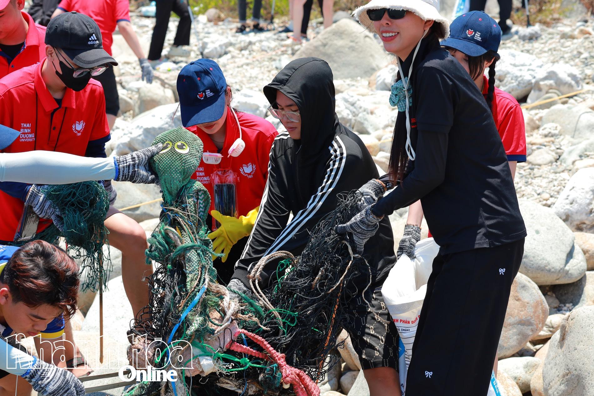 90 người tham gia nhặt rác, thả cá tái tạo nguồn lợi thủy sản tại vịnh Nha Trang 